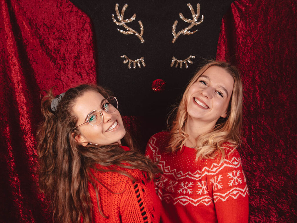 Merry Christmas: Zwei Teammitglieder vor Geweih.