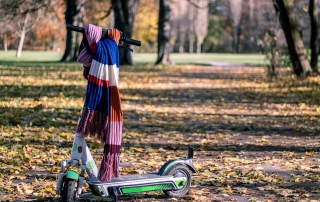 E-Scooter mit Schal um Lenker im Park