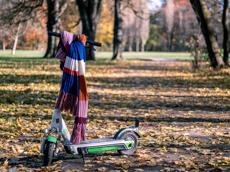 E-Scooter mit Schal um Lenker im Park
