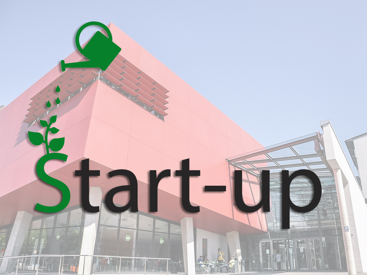 Hochschule München im Hintergrund mit einem nachhaltig gestalteten Schriftzug Start-up im Vordergrund.