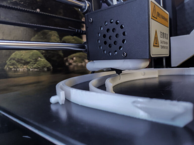 Fertigungsprozess eines Rahmens durch 3D-Druckerkopf.