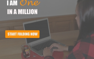Slogan “I AM ONE IN MILLION” von Folding@Home. Button fordert auf “START FOLDING NOW”. Im Hintergrund sitzt eine junge Frau vor einem Laptop.