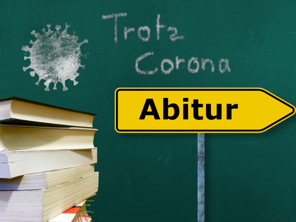 Botschaft auf der Schultafel und Umleitungsschild "Trotz Corona Abitur"