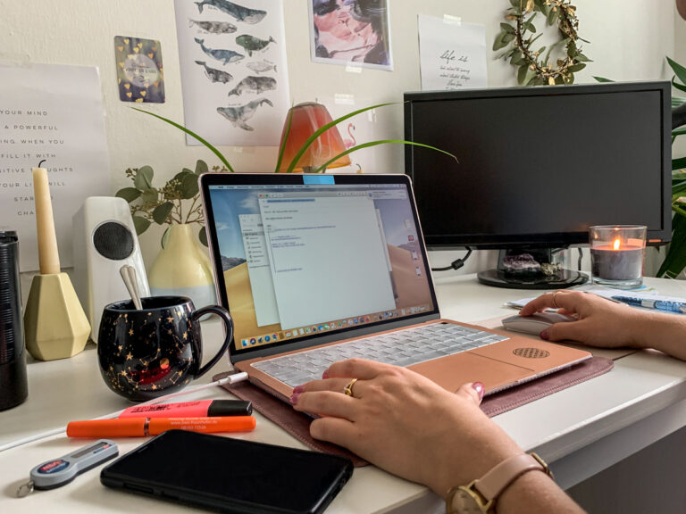 Arbeitende vor Computer, in häuslicher Umgebung.