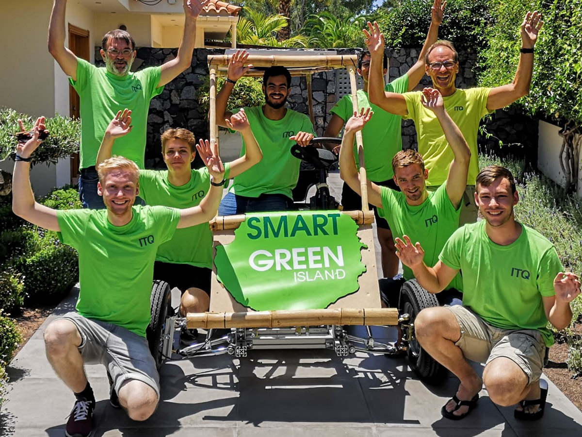 Jubelnde Teilnehmer des 5. Smart Green Island Makeathon und Herr Stetter um Solar Car.