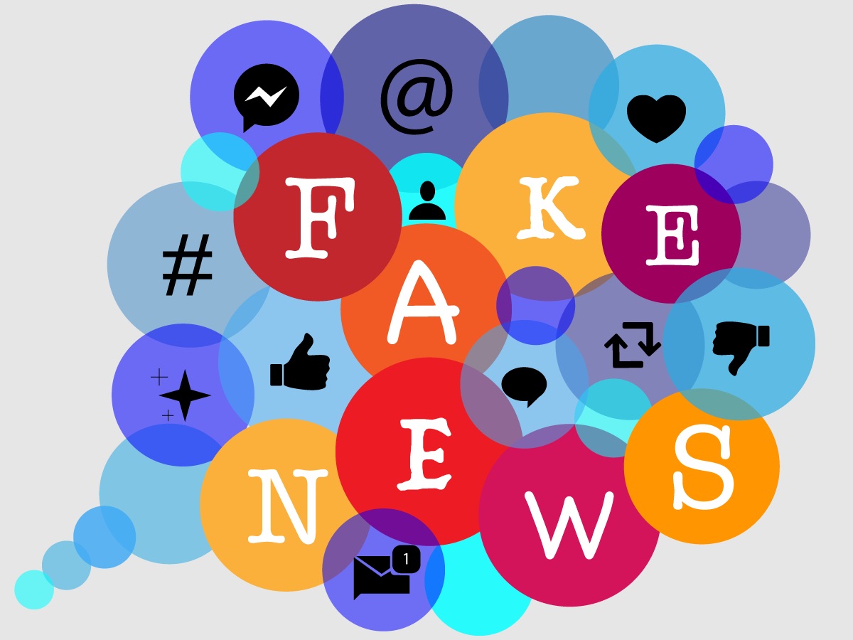 Sprechblase mit Symbolen aus Sozialen Medien und den Buchstaben zu "Fake News"