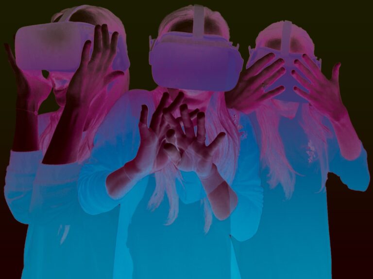 Patientin wird mit Hilfe einer VR Brille behandelt. Sie hat dabei unterschiedliche Emotionen und nimmt verschiedene Körperhaltungen ein.