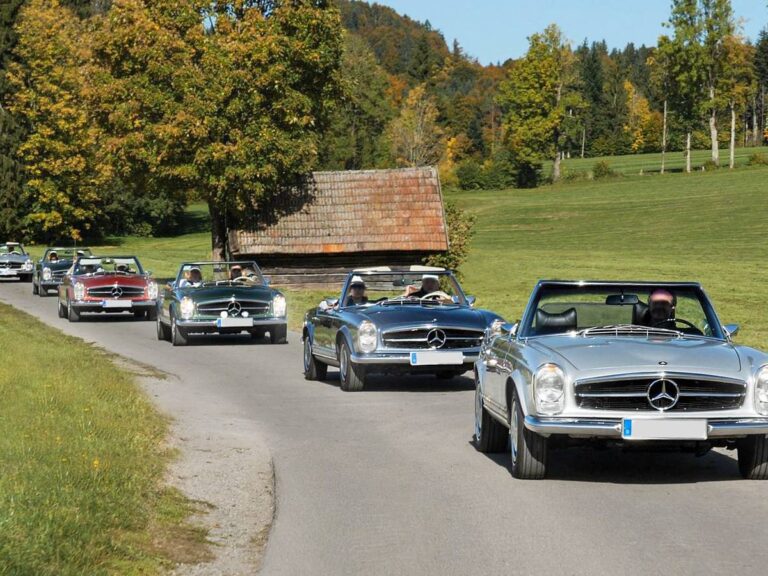 Mercedes Oldtimer auf Landstraße