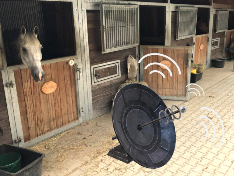 Ein Reitstall mit eingefügter Antenne als Symbol der Digitalisierung.