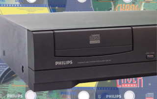 Das CD-i von Philips mit CDs im Hintergrund