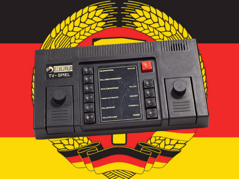 BSS 01 Konsole mit DDR Flagge im Hintergrund.
