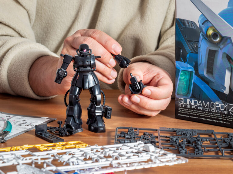 Gunpla Figur wird zusammengebaut