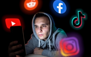 Unmotiviertes Gesicht von Smartphonebildschirm beleuchtet umgeben von Social-Media Logos