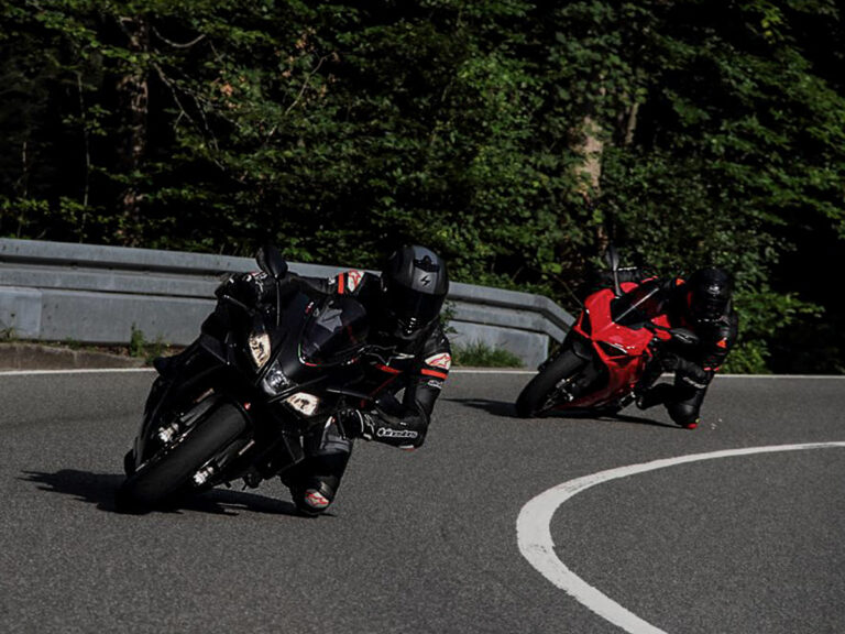 Zwei Motorradfahre in einer Kurve