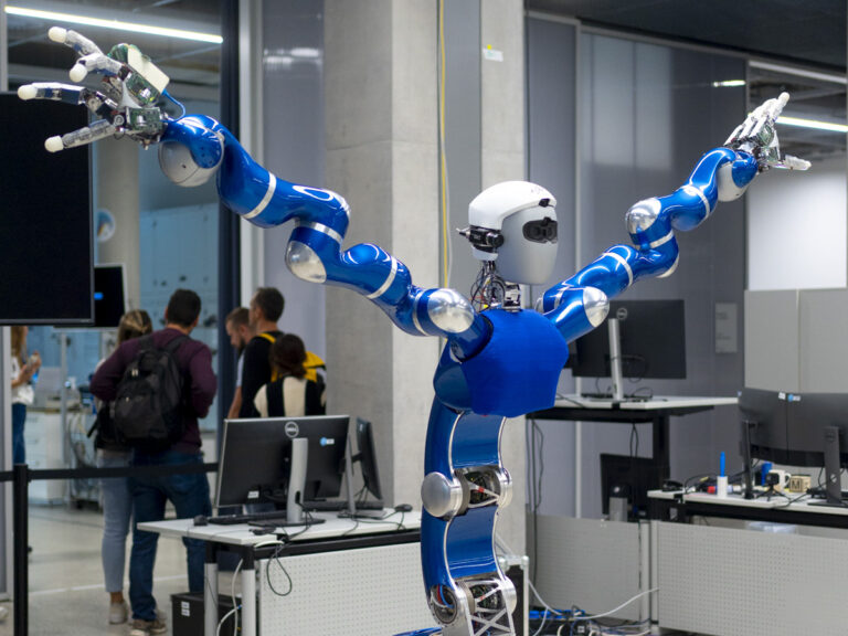 Roboter hebt die Hände