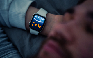 Schlafende Person mit einer Smartwatch