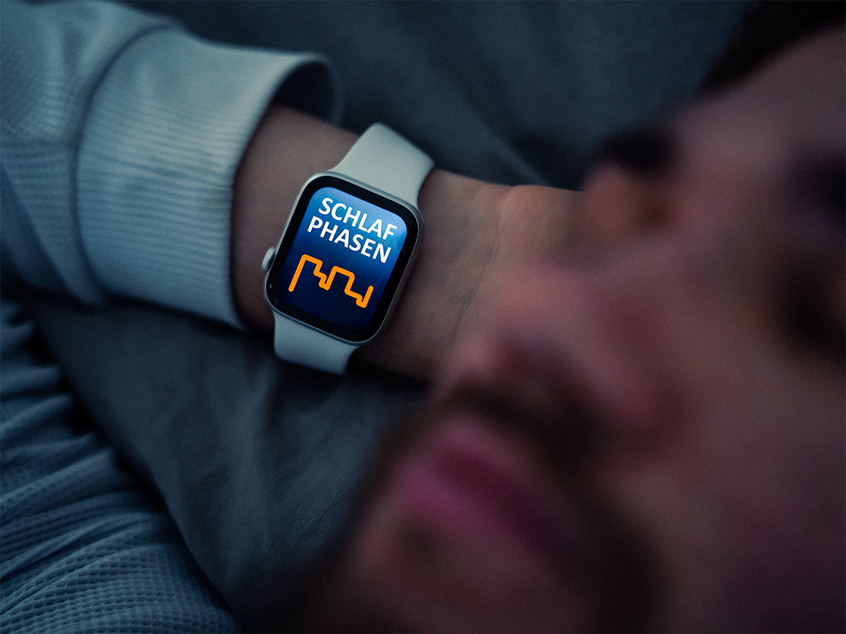 Schlafende Person mit einer Smartwatch