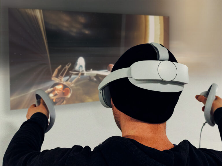 Stehende Person und eine VR Anwendung mit passendem Equipment